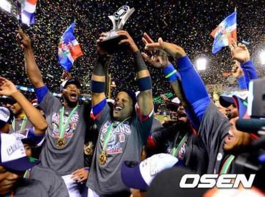 ↑ 도미니카 공화국이 8전 전승을 달리며 2013 WBC 정상에 등극했다. 도미니카는 20일(한국시간) 미국 샌프란시스코 AT&T 파크에서 열린 '제3회 월드베이스볼클래식(WBC)' 결승전에서 푸에르토리코를 3-0으로 꺾고 우승을 차지했다. 대회 1라운드부터 결승까지 8경기를 모두 승리해 우승을 차지한 것은 도미니카가 처음이다. 도미니카 선수들이 우승 트로피를 들며 환호하고 있다. ⓒ사진제공=OSEN