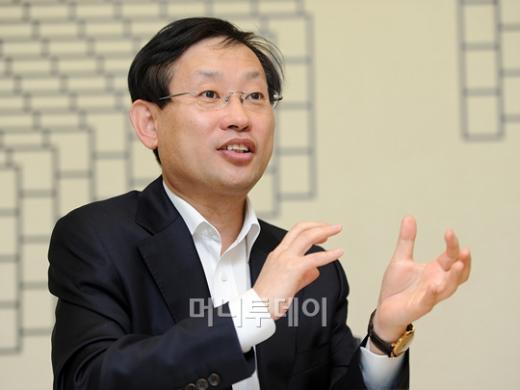 ↑김상헌 대표가 그린팩토리 27층에 위치한 '캠프27'에서 기념촬영을 하고 있는 모습. 캠프27은 NHN의 주요 신규 서비스를 기획, 개발하는 프로젝트 팀들이 상주한다. 지난해 마련된 이 자리에서 탄생한 서비스만도 4~5개에 달한다.