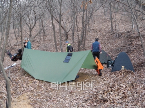 ↑하룻밤을 지낼 타프 쉘터 텐트 등이 다양하다.