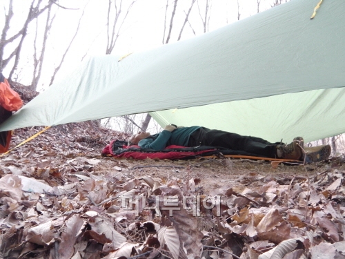 ↑박주하씨의 짐은 간단하다. 이날도 타프와 침낭만으로 1박2일 캠핑을 즐겼다.