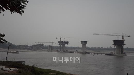 ↑베트남 하노이 홍강을 가로지르는 빈틴교.ⓒ김유경기자