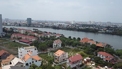 ↑'자이 리버뷰 팰리스'에서 내려다본 호치민시 고급주택가.ⓒ김유경기자