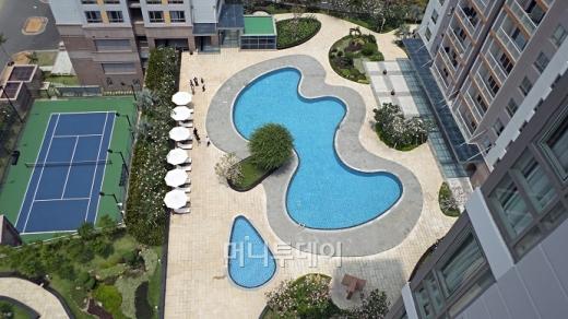 ↑GS건설이 베트남 호치민에 지은 '자이 리버뷰 팰리스'의 야외수영장.ⓒ김유경기자