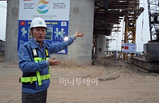 ↑GS건설 윤석봉 현장소장이 하노이 빈틴교 건설 현장에서 설명하고 있다.ⓒ김유경 기자