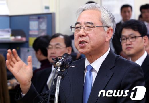 문용린 서울시교육감이 27일 오전 서울 종로구 서울시교육청 기자실에서 교육감 취임 100일 기자간담회를 하고 있다. ⓒ뉴스1 이광호 기자.