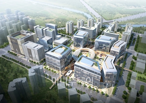 ↑알파돔시티 변경 설계조감도. '판교 알파돔시티'는 사업명답게 당초 건물 7~9개의 최상층을 연결해 하늘을 뒤덮은 형태에서 지상 3층 높이로 '돔' 형상을 살리기로 했다. '휴먼 스케일' 개념의 돔은 지하 문화광장, 지상 문화콘텐츠거리와 연결되며 내에는 박물관, 갤러리, 공연장 시설이 들어선다. 알파돔시티의 완공은 2018년 목표로 하고 있다.