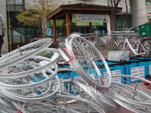 ↑림 튜브 타이어 변속레버 안장 등 부분품이 이동수리센터에 가득 놓여 있다.