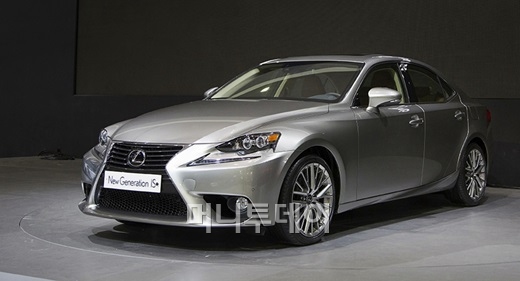 ↑렉서스 '뉴IS'