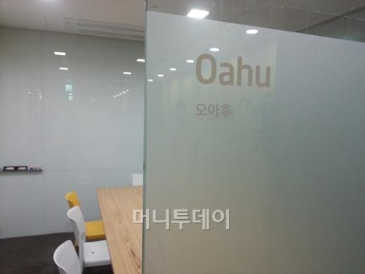 ↑농담처럼 시작된 '하와이 여행' 공약은 경영진이 이를 흔쾌히 받아들이면서 현실이 됐다. 사진 왼쪽부터 김범수 카카오 의장, 이제범, 이석우 카카오 공동대표.