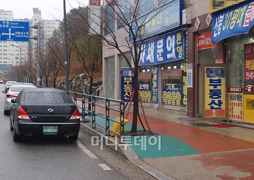 ↑2일 경기 용인 성복동 인근 부동산 중개사무소 앞에 자동차들이 길게 늘어서 있다.ⓒ송학주 기자