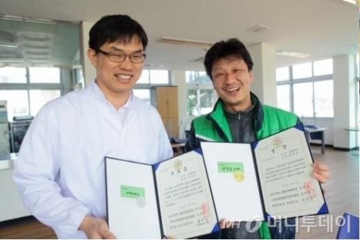 ↑3~!4주 숙성시켜 겉은 꾸덕하고 속은 부드럽게 녹아내리는 매력이 있는 까망베르치즈. ⓒ문성실