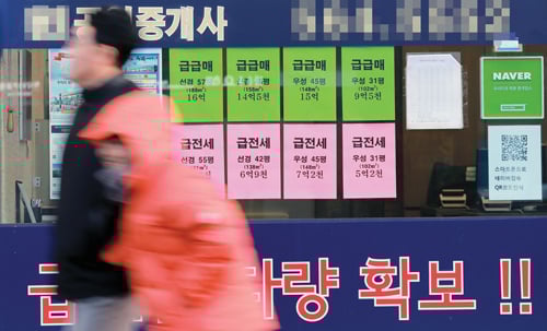 지난 1월 임시국회가 차질을 빚으며 취득세 감면 연장안 처리가 불투명해져 주택거래 침체가 심화될 것이란 우려가 커지는 가운데 27일 서울 강남구 대치동의 한 아파트 상가