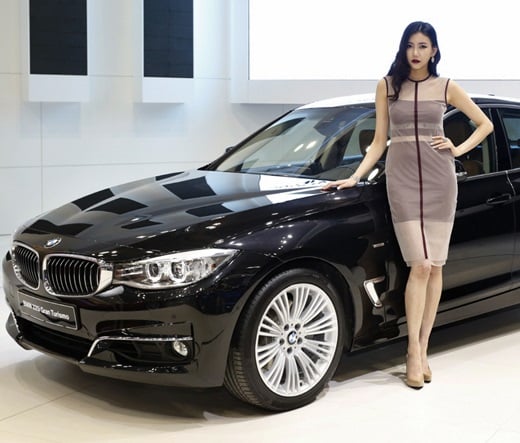 ↑BMW '3시리즈 GT'와 여성 도우미