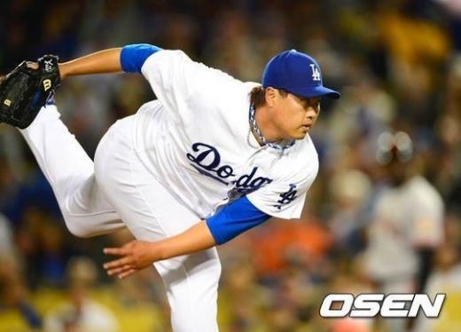 ↑류현진은 지난 3일(이하 한국시간) 샌프란시스코 자이언츠 상대로 가진 메이저리그 데뷔전에서 선발로 6⅓이닝 10피안타 무사사구 5탈삼진 3실점(1자책)으로 막으며 퀄리티 스타트했으나 타선의 지원을 받지 못해 패전투수가 됐다. ⓒ 사진제공= OSEN