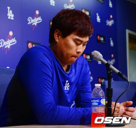 ↑메이저리그 데뷔전 선발경기를 마치고 LA 다저스 류현진이 아쉬운 표정을 지으며 기자회견을 하고 있다 ⓒ 사진제공=OSEN