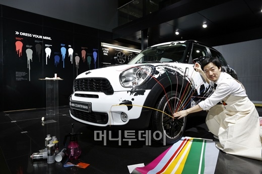 ↑김일동 작가가 제작한 '미니 컨트리맨 아트 콜라보레이션'