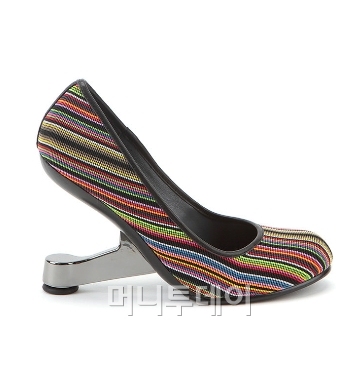 ↑최근 가수 보아가 신고 나와 화제가 된 '임즈' 시리즈. 독특한 굽 때문에 '굽 없는 하이힐'로 불린다.(ⓒ유나이티드 누드 홈페이지)