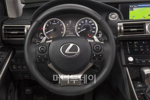 ↑렉서스 IS 뒷모습