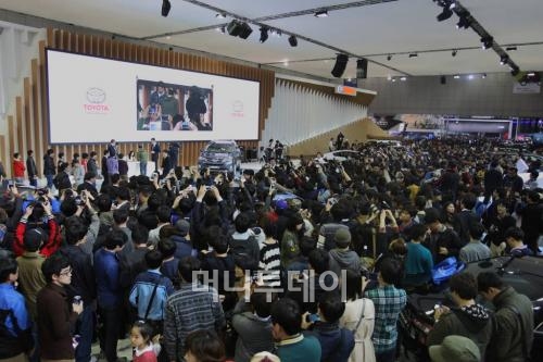 ↑김태희 사인회가 열린 서울모터쇼 한국 토요타 부스
