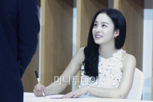 ↑서울모터쇼 한국토요타 전시장의 김태희