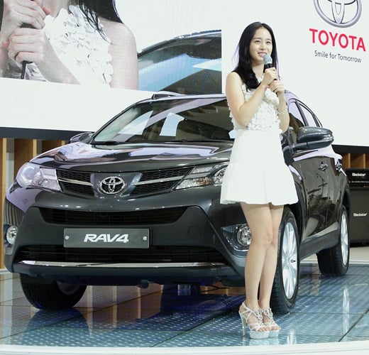 ↑지난 6일 오후 한국토요타 부스에서 배우 김태희가 싸인회를 진행했다.