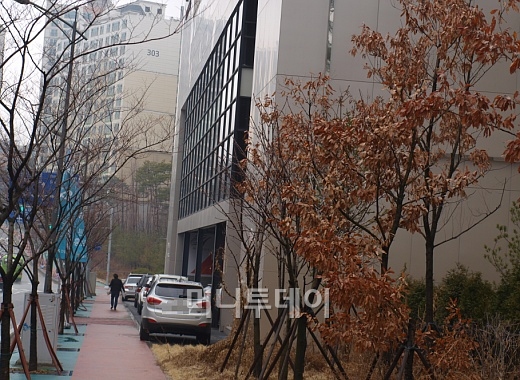 ↑경기 용인 성복동 인근 한 아파트 분양사무소 앞에 차들이 늘어서 있다.ⓒ송학주 기자