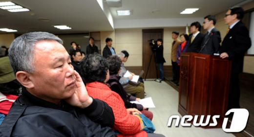 이촌2동 11개구역 동의자대책협의회의 무료 변론을 맡은 박찬종 법무법인 한우리 대표변호사와 협의회 임원들이 8일 오전 서울 용산구 이촌2동 새마을금고에서 정부주도 개발사업 정상화 촉구 기자회견을 열었다.  News1 박정호 기자