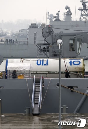 ▲지난 1월 서해에서 인양된 북한 로켓 은하-3호의 1단 추진체 잔해. ⓒ News1