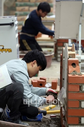 ↑ '2013년도 지방기능경기대회' 조적시험에 참가한 고등학생들이 작업에 한창이다. ⓒ사진 = 이기범 기자 leekb@