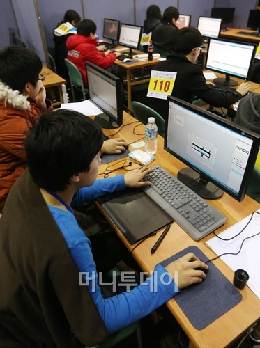 ↑ '2013년도 지방기능경기대회' 게임개발 종목에 참가한 학생들이 시험을 치르고 있다. 게임개발은 '프로그래밍'과 '그래픽' 2인 1조로 진행됐다. ⓒ사진 = 이기범 기자 leekb@