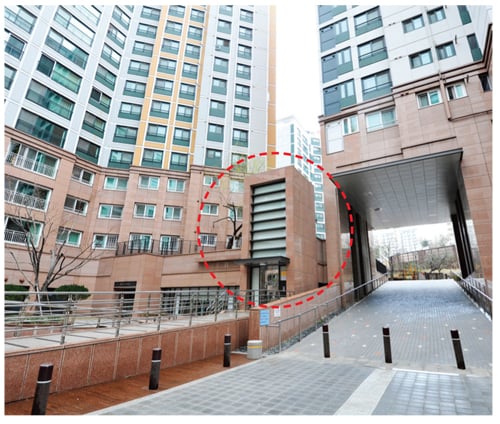 주출입구 옆 18분의 1 진입로에는 돌기둥으로 박혀있어 휠체어 통행이 불가능했다(사진_류승희 기자)