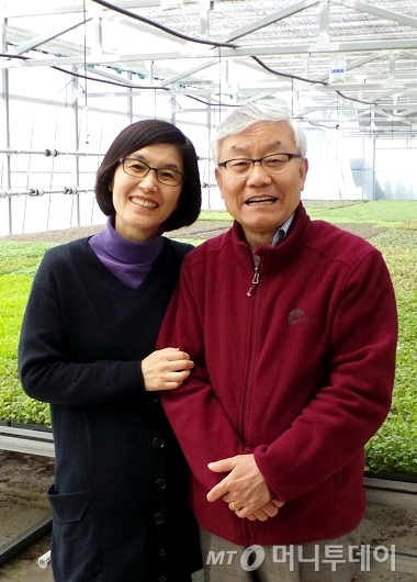 호암상 최초 부부 수상자인 사회복지법인 유은복지재단의 이종만 원장(오른쪽)과 김현숙 직업재활교사(왼쪽)가 경북 안동시 남선면에 위치한 '나눔 공동체' 새싹 작업장에서 활짝 웃고 있다. (사진=정지은 기자 jeong@)