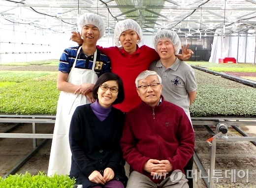 사회복지법인 유은복지재단의 이종만 원장(오른쪽)과 김현숙 직업재활교사(왼쪽)가 경북 안동시 남선면에 위치한 '나눔 공동체' 새싹 작업장에서 작업 중인 장애인들과 함께 활짝 웃고 있다. (사진=정지은 기자 jeong@)