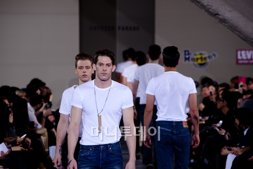 ⓒ디자이너 김경민 스니저 퍼레이드(sneezer parade)