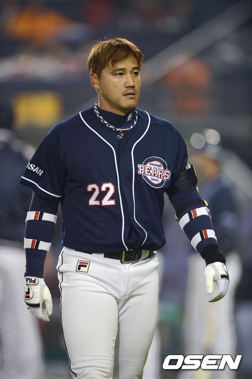 ↑ 지난 5일 서울 잠실구장에서 열린 '2013 한국야쿠르트 세븐 프로야구' LG 트윈스와 두산 베어스의 경기, 5회초 2사 1,2루 두산 홍성흔이 삼진아웃을 당한 뒤 문승훈 구심의 판정에 항의하다 퇴장당하고 있다.ⓒ사진제공=OSEN