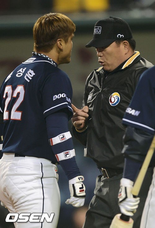 ↑홍성흔이 지난 5일 경기 중 문승훈 구심의 볼 판정에 강하게 항의하다가 퇴장을 당했다. 생애 첫 퇴장이자 올 시즌 퇴장 1호다. ⓒ사진제공=OSEN