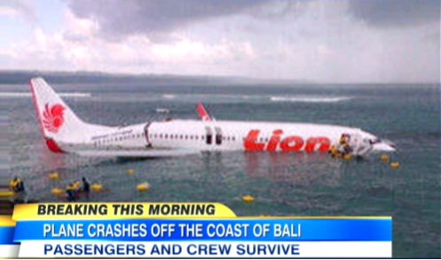 ↑ 13일 인도네시아 발리 공항에서 라이온항공사의 항공기가 바다로 추락했다. 항공기는 두 동강 났지만 탑승객 108명 전원이 무사히 구조됐다. ⓒABC
