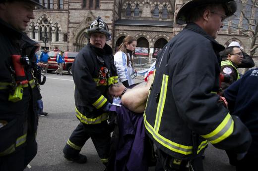 ↑15일(현지시간)  미국 보스턴 보일스턴 거리 인근에서 보스턴마라톤 대회 도중 폭탄테러가 발생한 가운데 소방관들이 현장에서 부상자를 옮기고 있다. 이번 테러로 최소 3명이 숨지고, 140여명이 다쳤다.(ⓒ블룸버그)