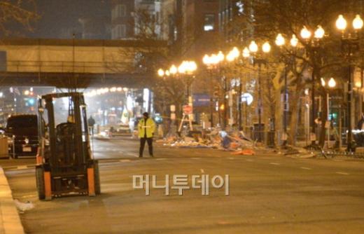 ↑마라톤 결승선 근처 최초폭발장소. 잔해와 파편들이 널려있어 당시 폭발의 충격을 확인할수있다.