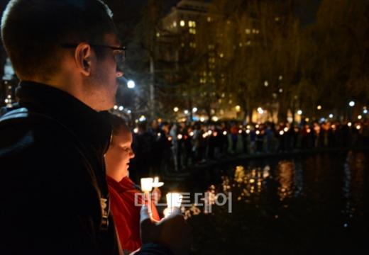 16일 보스턴마라톤 폭탄테러 추모객들이 사고현장 인근 퍼블릭가든에 모여 촛불을 들고 희생자를 애도하고 있다.