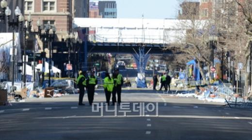 ↑17일(현지시간) 보스턴마라톤 테러 폭발현장은 여전히 봉쇄상태다.