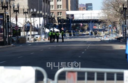 ↑17일 보스턴중심가 보스턴커먼공원에 배치된 주방위군 장갑차.