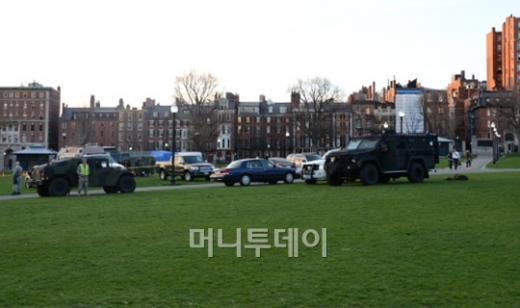 ↑17일 보스턴중심가 보스턴커먼공원에 배치된 주방위군 장갑차.