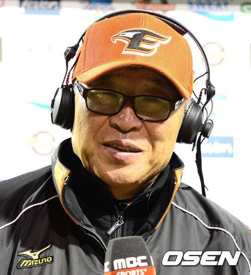 ↑ 한화가 13연패후 첫승을 거둔 날 김응룡 감독조차 눈시울이 붉어져 화제가 됐다. 일각에서는 김감독이 야구 인생 처음으로 눈물을 보였다며 각별한 의미를 두기도 했다. ⓒ 사진제공 = OSEN