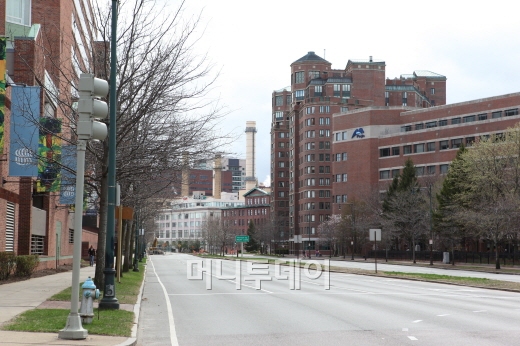 미국 보스턴 마라톤 폭탄 테러 용의자 중 한 명이 보스턴 외곽 워터타운으로 도주한 19일(현지시간) 인적이 끊긴 워터타운 인근 캠브리지의 모습. 사진=유영호ⓒyhryu