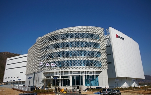 ↑LG CNS 부산 글로벌 클라우드 데이터센터(부산데이터센터) 전경(사진=LG CNS)