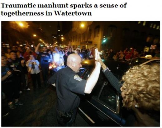 미국 경찰이 보스턴 워터타운에서 보스턴 마라톤 테러 용의자를 생포한 후 주민들과 함께 기뻐하고 있다. (ⓒ워싱턴포스트 웹사이트 캡처)