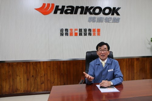장맹근 한국타이어 중경공장장. 뒤로 '생산 없이 품질 없고 품질 없이 미래 없다'는 중국어 문구가 보인다.