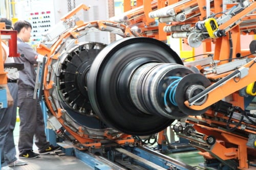 타이어 반제품이 성형공정을 거치는 장면. 이 공정에는 숙련도 2년 이상의 근로자가 투입된다.