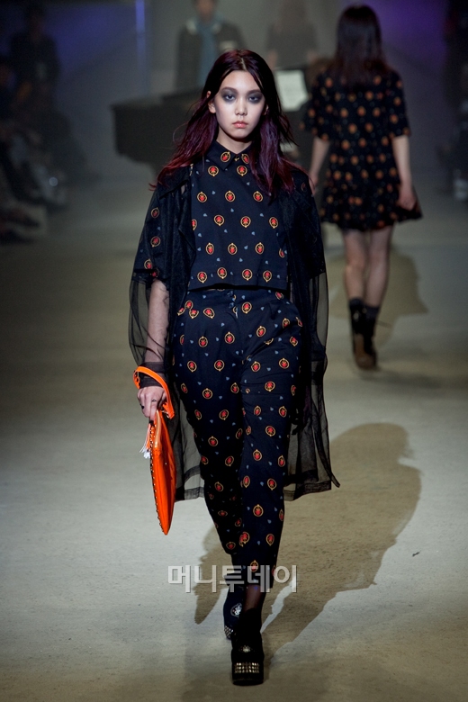 &copy;디자이너 정혁서 배승연 스티브제이앤요니피(Steve J & Yoni P)